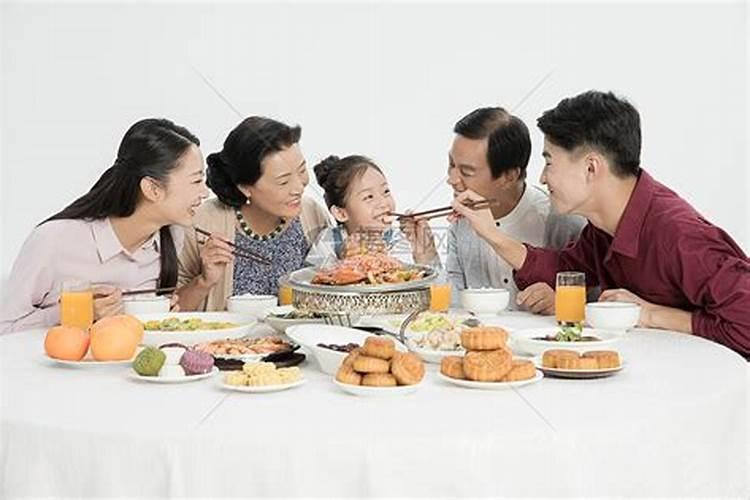梦见家里亲戚聚在一起吃饭,饭菜不够吃
