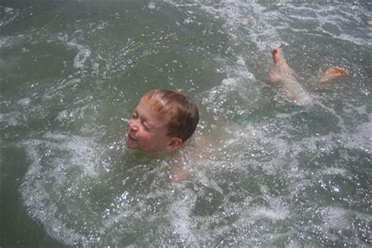 梦到儿子掉水里了自己游上来了