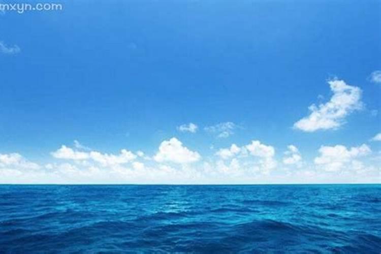 梦见大海的水很蓝有浪