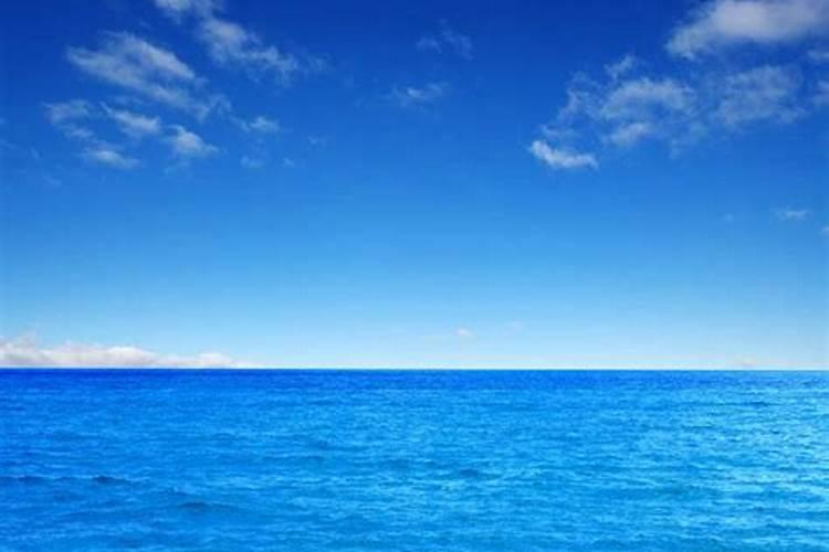 梦见大海的水很蓝有浪