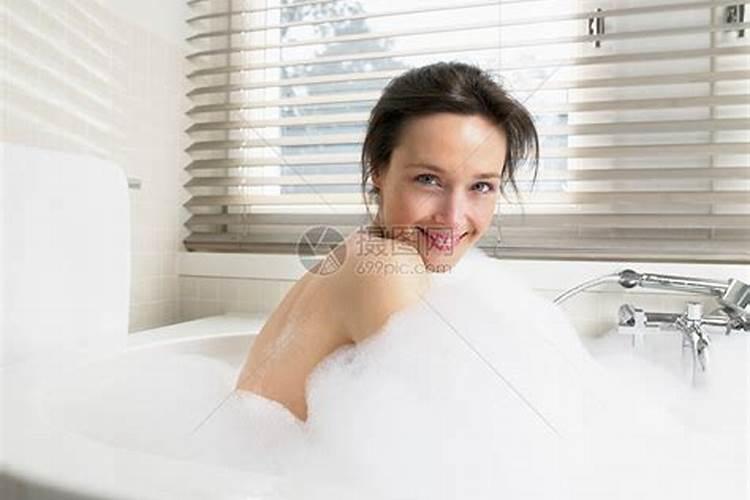 梦见妻子光着的身子在洗澡