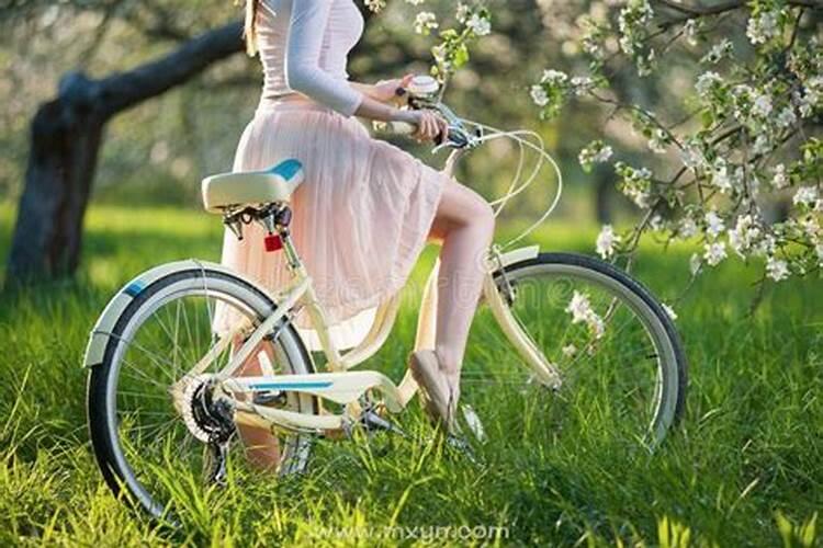 中年女人梦中骑自行车