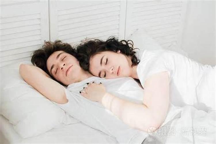 梦见和女生抱在一起睡觉