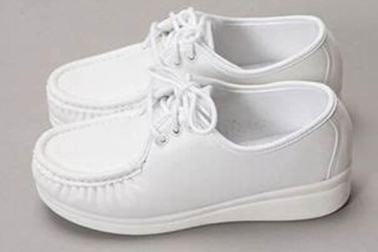 梦见穿白鞋子是什么意思