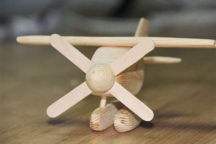 昨晚的梦中，梦中木匠师傅的父亲做了木飞机，想从太行山起飞呢
