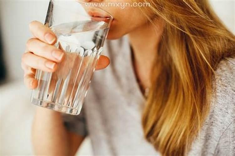 女人梦见自己喝水是什么预兆