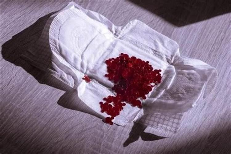 做梦梦到女人用的卫生巾上有血是什么意思