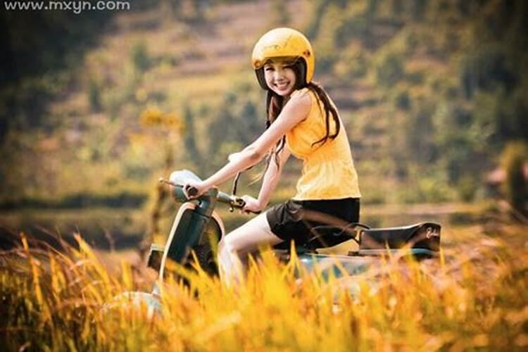 女人梦到自己骑摩托车很快
