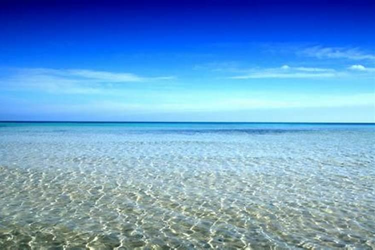 梦见蓝蓝的海水特别清澈