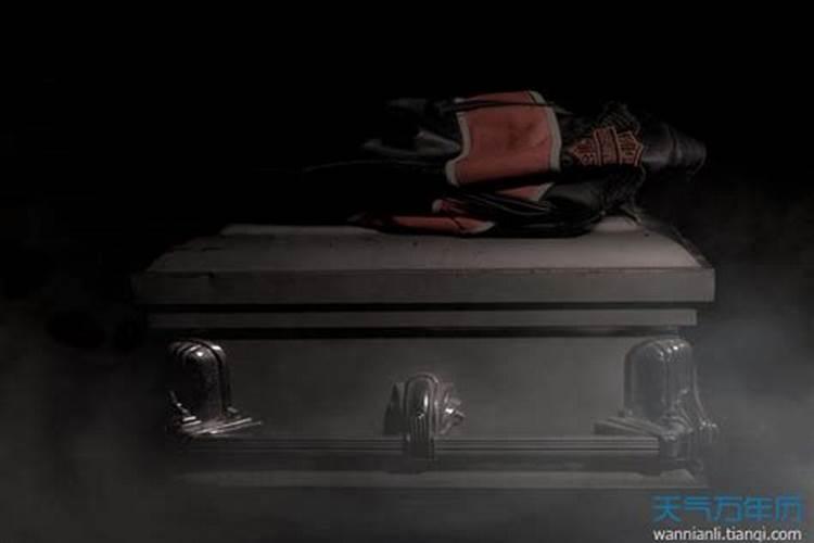 梦见和死人一起躺在棺材里