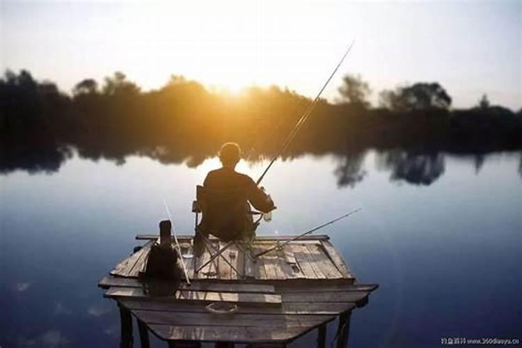 梦到几个人一起钓鱼