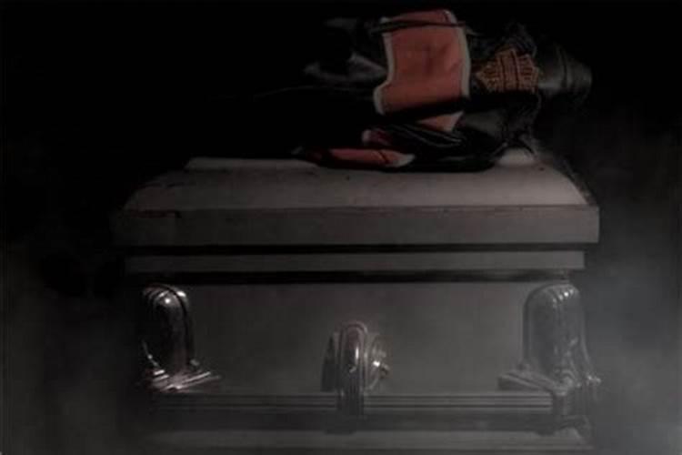 梦见棺材里装着死人预示着什么