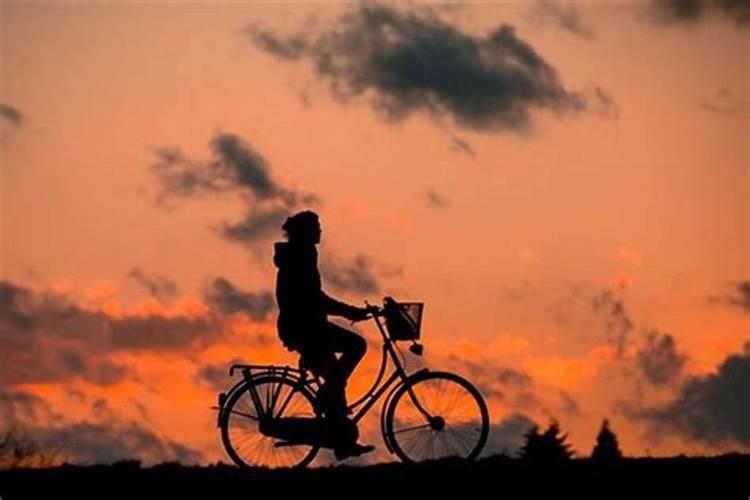 梦到和别人骑自行车是什么意思