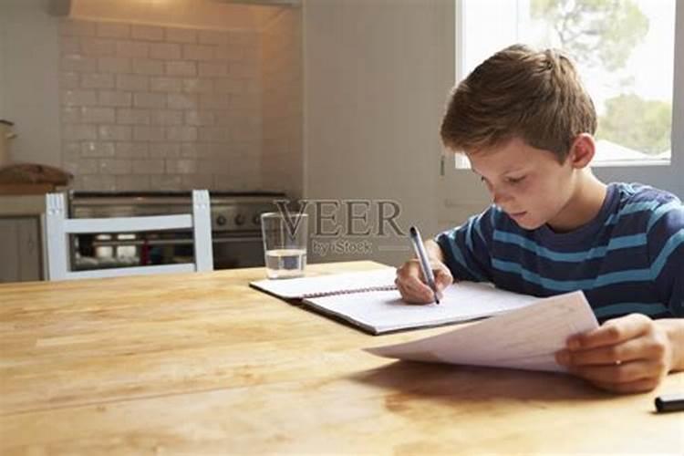 孩子在餐桌写作业风水