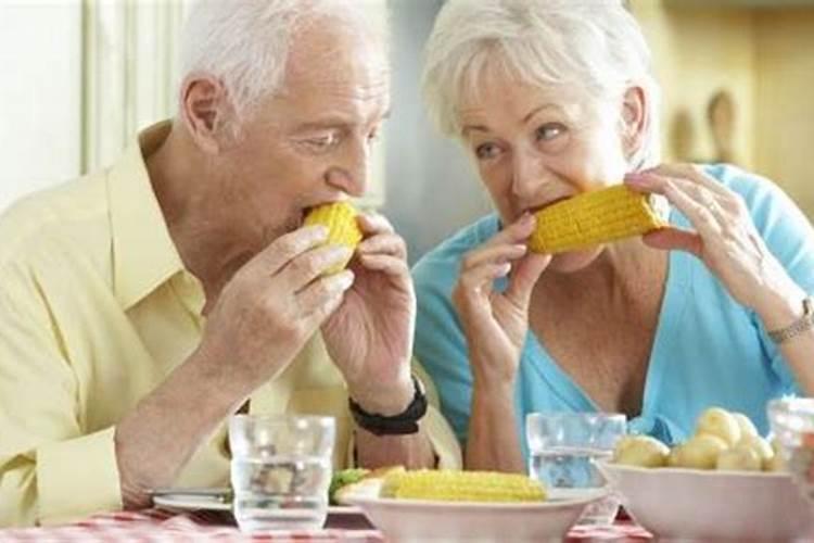 梦见和老人一起吃饭是什么预兆周公解梦
